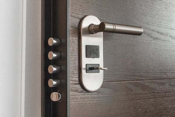 Comment installer une porte blindée en toute simplicité ?