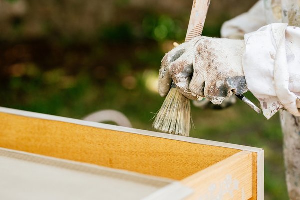 Le guide essentiel pour choisir un saturateur terrasse en bois